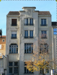 Façade art déco de la poste place du Gravier