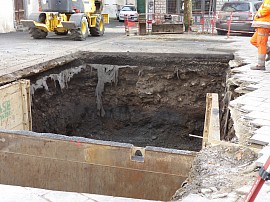 L'excavation rue Coffinhal à Aurillac  (Cliché : J.-P Usse).