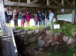 Un habitat de l'an mil fouillé et préservé par un abri pour la viste du public