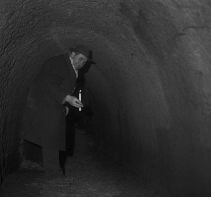 Une viste de souterrain dans les années 1960 à la bougie ! (A.D.15).