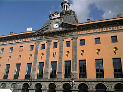 Façade actuelle de l'hôtel de ville d'Aurillac (Cliché : J.-P Usse).