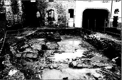 Aurillac, 10 rue de la Coste - Ancien théâtre et couvent Notre-Dame : vue générale de la fouille, secteur sud (INRAP)