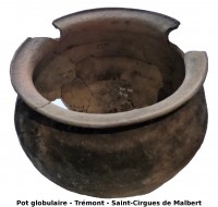 Photographie d'une céramique du Chastelet d'Antignac partiellement reconstituée, dans sa partie haute (Cliché A. Rassinot)