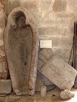 Cuve et couvercle dans l'église de Bredons (Cliché : J.-P. Usse).