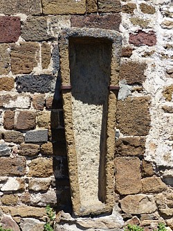 Cuve trapézoidale à l'exterieur de l'église de Saint-Georges (Cliché : J.-P. Usse).