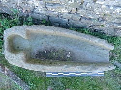 Cuve conservée à l'exterieur de l'église du Vigean (Cliché : J.-P. Usse).