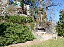 Fig. 3 : Petite maison semi-troglodytique dont il reste la cheminée. Au-dessus, à gauche, l'emplacement de la chapelle