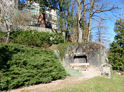Fig. 3 : Petite maison semi-troglodytique dont il reste la cheminée. Au-dessus, à gauche, l'emplacement de la chapelle (Cliché : J.-P. Usse).
