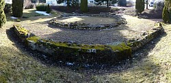 Le fanum d'Aron aménagé en jardin public - (Cliché : J.-P Usse, 2010).