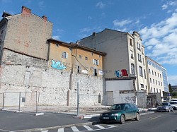 Vestige du rempart et bâtiment de la poste (1928) (Style art déco - Cliché : J.-P. Usse)).