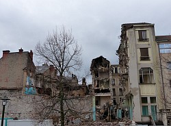 Démolition d'une partie du rempart et de l'ancien bâtiment de la poste (Cliché : J.-P. Usse)..