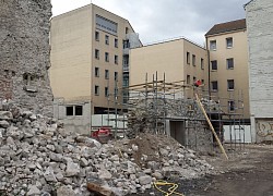 Petite partie conservée du rempart de la ville (Cliché : J.-P. Usse).
