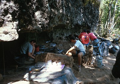 Fouille de l'abri sous roche des Baraquettes à Velzic (cliché J.P. Usse 1996)