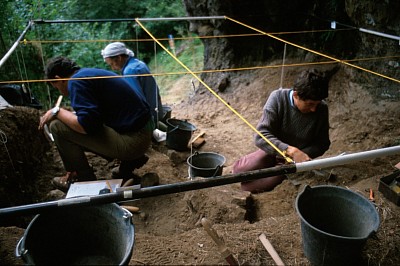 Premiére campagne de fouille de l'abri sous roche de Cors à Saint-Chamant (cliché : J.Ph. Usse, 1988)