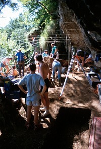 Deuxiéme campagne de fouille de l'abri sous roche de Cors à Saint-Chamant (cliché : J.Ph. Usse, 1992).