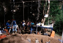 Deuxiéme campagne de fouille de l'abri sous roche de Cors à Saint-Chamant (cliché : J.Ph. Usse, 1992).