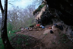 Première campagne de fouille de l'abri sous roche de Cors à Saint-Chamant (cliché : J.Ph. Usse, 1988).