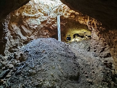 Photo. 1 : Salle et cône d’éboulis sous la voûte effondrée vue en direction du nord (cliché : J.-P. Usse – 2022).