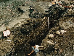 Vestiges de murs gallo-romains – Place de la République à Arpajon-sur-Cère (Cliché : J.-P. Usse, 1987).