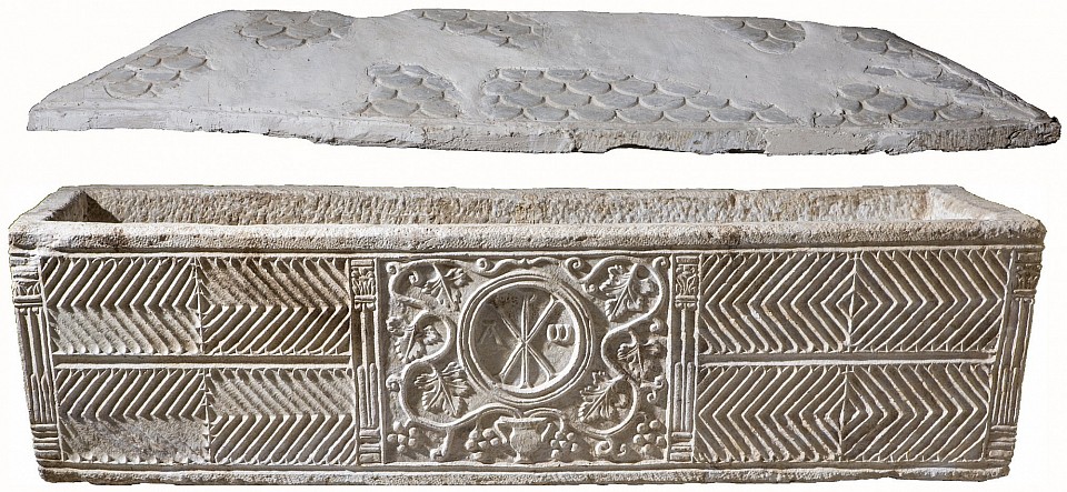 Sarcophage paléochrétien en marbre du 4-5e siècles d’Arpajon-sur-Cère à la fin de l’Antiquité tardive ((Cliché : P. Soisson).