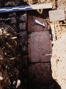Vestiges de murs gallo-romains et caniveau avec des tégulae – Rue du 139e RI à Aurillac (Cliché : J.-P. Usse, 1988).